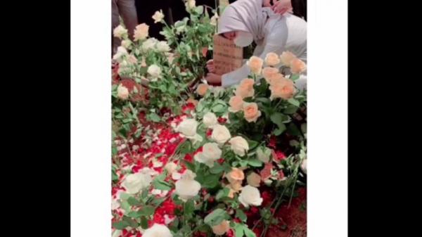 calon pengantin meninggal1 Calon pengantin perempuan berfoto di makam calon suaminya yang meninggal menjelang pernikahan mereka. (Istimewa)