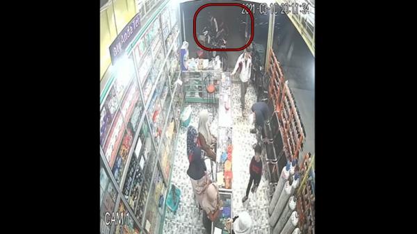 Pencuri di Payakumbuh saat beraksi mengambil ponsel (Agung Sulistyo/MNC Portal)