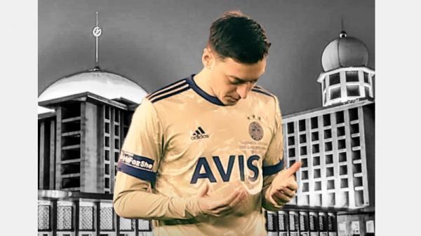 Mesut Ozil mengunggah foto dirinya dengan berlatar belakang Masjid Istiglal, Jakarta. (Foto: Instagram @m10_official)