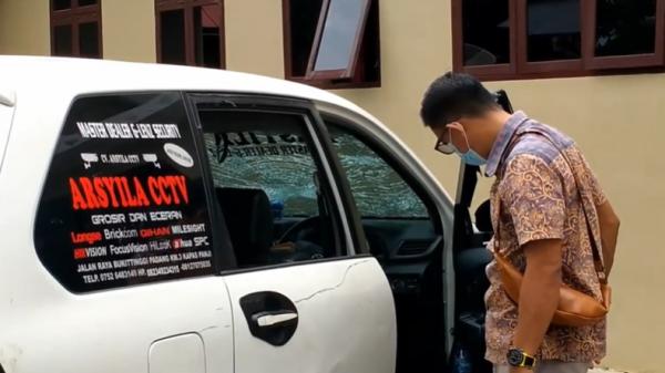 Mobil Avanza milik pengusaha CCTV yang tewas dikeroyok warga Padang Pariaman (Eka Guspriadi/MNC Portal)