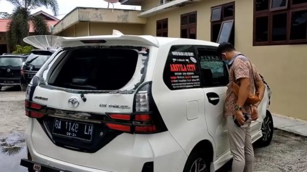 Mobil Avanza milik pengusaha CCTV yang tewas dikeroyok warga Padang Pariaman (Eka Guspriadi/MNC Portal)