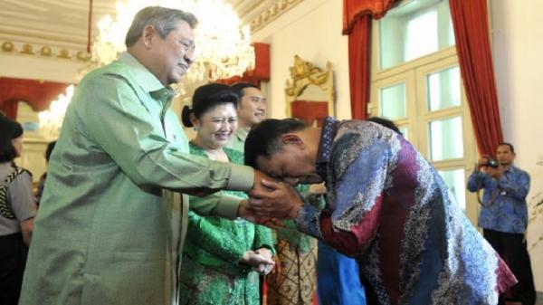 Moeldoko saat masih menjabat Panglima TNI membungkuk dan menyalami Presiden SBY pada acara open house Idul Fitri 1435 H di Istana Negara, Jakarta, Senin (18/7/2014). (Foto: Antara/Andika Wahyu).