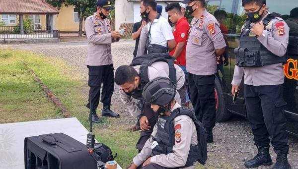 Tim Gegana Brimob Polda NTB memastikan granat yang ditemukan di halaman rumah warga Dusun Kayangan Desa Labuan Lombok, Kecamatan Pringgabaya Lombok Timur, masih aktif. (Foto: iNews/Ramli Nurawang)