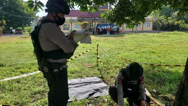 Tim Gegana Brimob Polda NTB Tim Gegana Brimob Polda NTB memastikan granat yang ditemukan di halaman rumah warga Dusun Kayangan Desa Labuan Lombok, Kecamatan Pringgabaya Lombok Timur, masih aktif. (Foto: iNews/Ramli Nurawang)