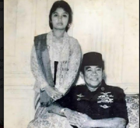 18 Ajudan Bung Karno Ni Luh Sugianitri bersama Presiden Soekarno. (Foto: Dok)