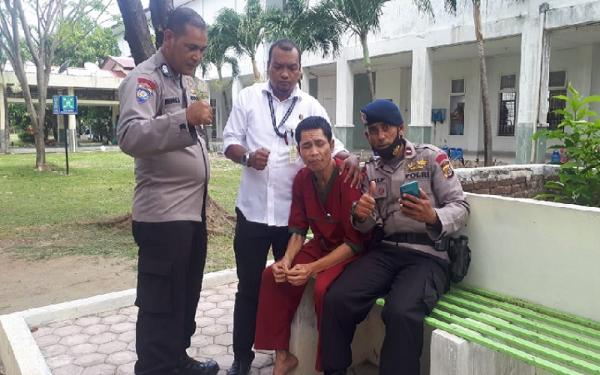 ABRIP ASEP ANGGOTA BRIMOB KEDUNG HALANG Pria diduga Abrip Asep (baju merah), anggota Brimob Kedung Halang dikunjungi rekan-rekannya di RSJ Aceh. (Foto: Antara)