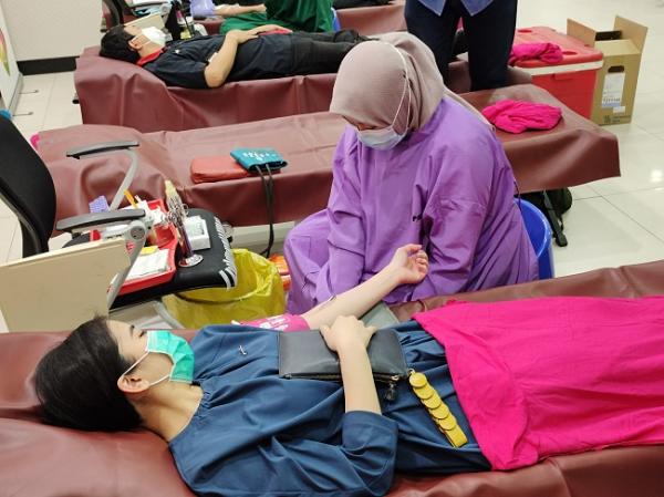 Donor darah12 MNC Peduli kembali gelar donor darah setelah sempat vakum karena pandemi (foto: MNC/Riezky Maulana)