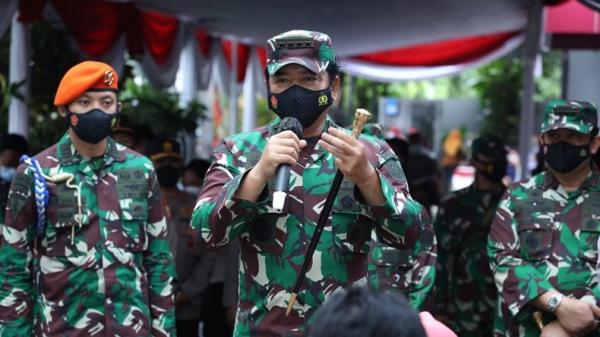 Panglima TNI Marsekal TNI Hadi Tjahjanto bersama Kapolri Jenderal Pol Listyo Sigit Prabowo kembali memimpin Serbuan Vaksinasi bagi prajurit TNI, anggota Polri, serta masyarakat di Kota Surabaya, Jawa Timur.