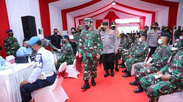 Panglima TNI Marsekal TNI Hadi Tjahjanto bersama Kapolri Jenderal Pol Listyo Sigit Prabowo kembali memimpin Serbuan Vaksinasi bagi prajurit TNI, anggota Polri, serta masyarakat di Kota Surabaya, Jawa Timur. (Foto: Istimewa)