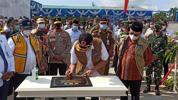 Kepala BNPB Doni Monardo didampingi Gubernur Babel Erzaldi Rosman, saat meresmikan Rumah Sakit Covid-19 di Babel, Kamis (18/3/2021). (Foto: iNews/Haryanto)