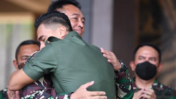 19 Antara Aprilio Perkasa 5 Gubernur Jawa Barat Ridwan Kamil mengunggah foto tangis haru Serda Aprilio Perkasa Manganang setelah ditetapkan resmi sebagai pria. (Foto: istimewa/Instagram)