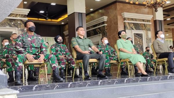 Aprilio Perkasa Manganang 2 Aprilo Perkasa Manganang duduk diapit KSAD Jenderal TNI Andika Perkasa dan istri, Hetty Andika Perkasa.