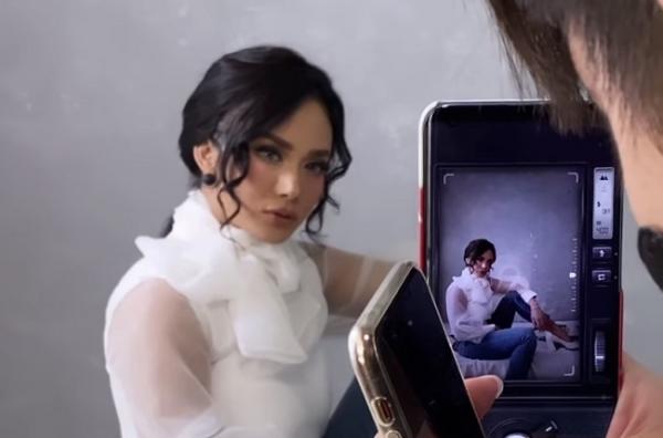 Krisdayanti tampak sedang melakukan sesi pemotretan. (Foto: IG)