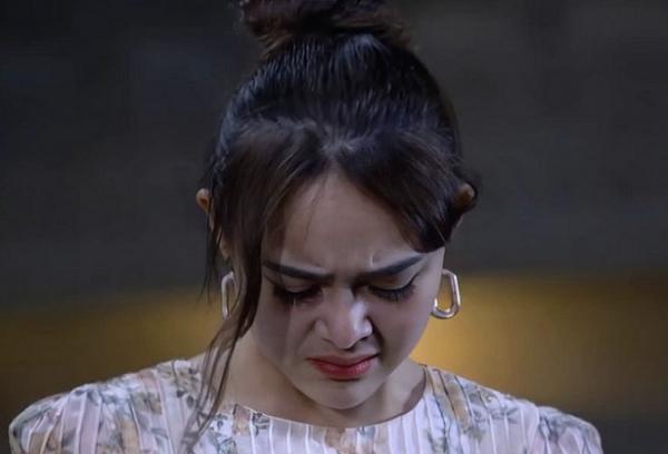 Amanda Manopo sempat memakai anting besar dalam warna perak maupun emas yang glamor. (Foto: IG)