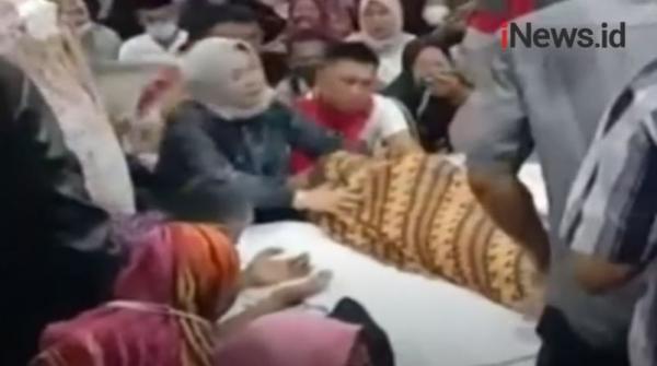 Video Bupati Kolaka Timur Meninggal Saat Bermain Bola Bagian 1