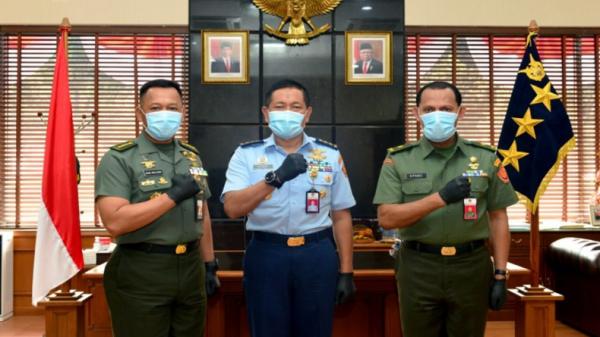 Sekjen Kemhan Marsdya TNI Donny Ermawan Taufanto (tengah). (Foto: Kemhan).