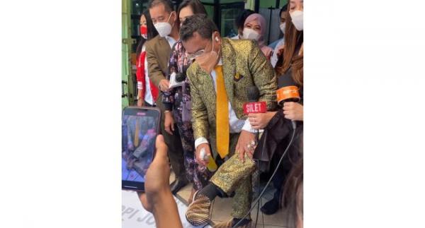 Hotman paris1 Hotman Paris pamerkan sepatu Rp80 juta (foto: Hans/MNC)