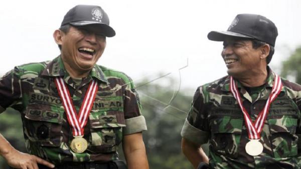 J Suryo Prabowo ant Ketua Pelaksana KKIP Letjen TNI (Purn) Johannes Suryo Prabowo (kiri) semasa menjabat Wakil KSAD. (Foto: dok. Antara).