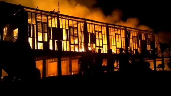 Rumah Adat Bone, Bola Sulsel terbakar hebat (Bulan Sri Indra Maya/MNC Portal)