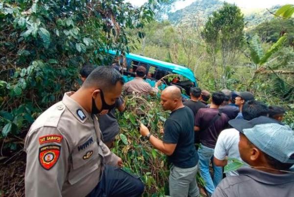 Petugas dibantu warga mengevakuasi penumpang minibus Isuzu Elf yang masuk jurang di Aceh Tengah, Minggu (21/3/2021). (Foto: MNC Portal/Jamal Pangwa)