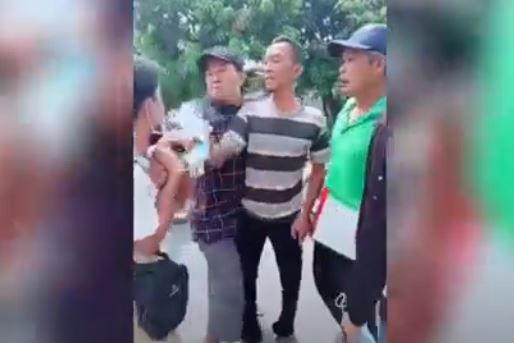 Pembagian masker gratis ke warga oleh remaja masjid di Desa Lalang, Deliserdang dibubarkan paksa perangkat desa. (Foto: MNC Portal/Ahmad Ridwan Nasution)