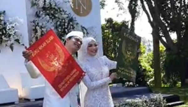 Ikbal Fauzi dan Novia Giana Pamer Buku Nikah Raksasa ...