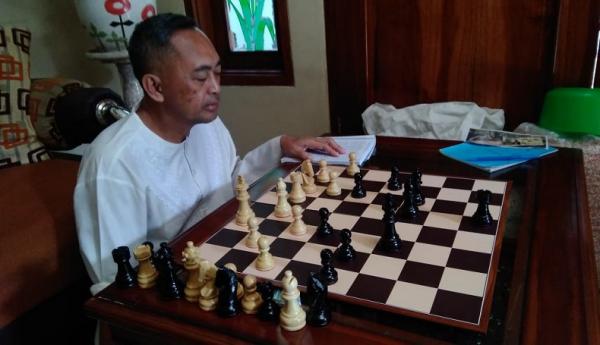 Dadang Subur yang dikenal dengan nama Dewa Kipas berlatih persiapan melawan GM Irene. (Foto/Istimewa)