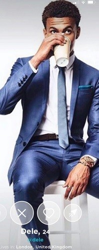 Alli Dele Alli memajang fotonya di Aplikasi Raya.