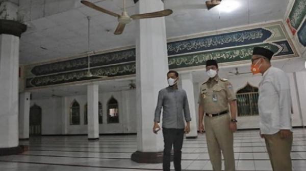 Gubernur DKI Jakarta Anies Baswedan meninjau Masjid Nurul Abrar atau dikenal Masjid Mangga Dua, Jakarta, Senin (22/3/2021). (Foto: Instagram).