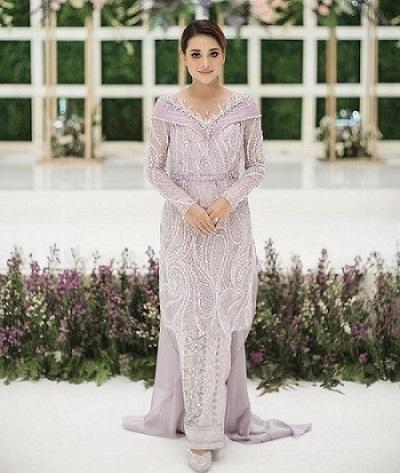 aurel Aurel mengenakan kebaya nuansa ungu di acara lamaran. (Foto: IG)
