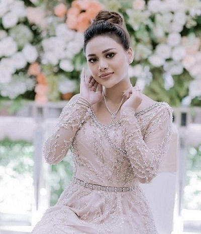 Aurel Hermansyah saat mengenakan kebaya peach. (Foto: IG)