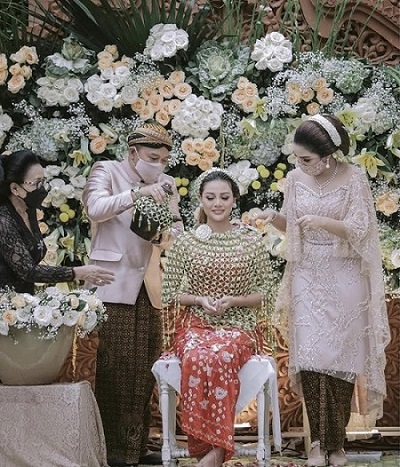 aurel siraman Aurel memakai kain jumputan saat siraman. (Foto: IG)