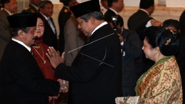 Basrief Arief Ant Presiden ke-6 RI SBY melantik Basrief Arief sebagai Jaksa Agung pada Jumat (26/11/2020). (Foto: Antara).