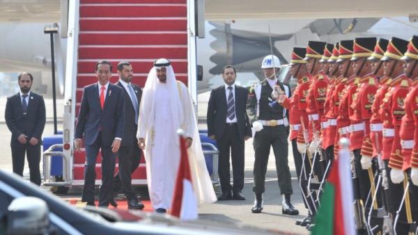 jokowi mbz Presiden Jokowi saat menyambut Putra Mahkota Abu Dhabi, Syeikh Mohamed bin Zayed Al Nayhan (MBZ) pada Juli 2019. (Foto: Setkab)