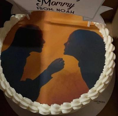 BCL mendapatkan kue spesial di hari Ulang Tahun. (Foto: IG)