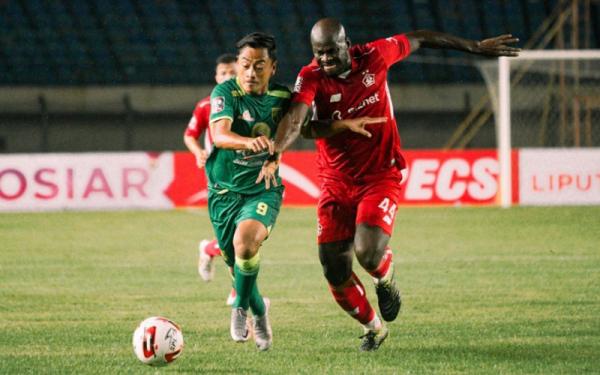 Striker Persebaya Surabaya Samsul Arif berebut bola dengan bek Persik Kediri, O.K John pada matchday pertama Grup C Piala Menpora, Selasa (23/3/2021) malam. (Foto: Dokumen Persebaya)
