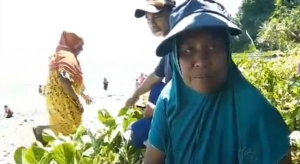 Syarifah Arey, warga yang pertama kali menemukan butiran pasir di Pantai Pohon Batu, Maluku Tengah. (Foto: iNews/Nurdin Abdullah)