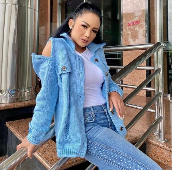 Kapolsek Sikakap AKP Tirto Edhi menunjukkan lokasi penemuan mahasiswa calon pendeta ditemukan tewas tergantung, Rabu (24/3/2021). (Foto: iNews/Rus Akbar)