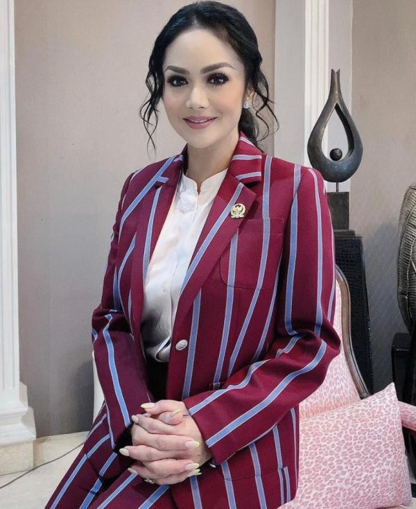 Kapolsek Sikakap AKP Tirto Edhi menunjukkan lokasi penemuan mahasiswa calon pendeta ditemukan tewas tergantung, Rabu (24/3/2021). (Foto: iNews/Rus Akbar)