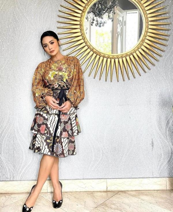 Kapolsek Sikakap AKP Tirto Edhi menunjukkan lokasi penemuan mahasiswa calon pendeta ditemukan tewas tergantung, Rabu (24/3/2021). (Foto: iNews/Rus Akbar)