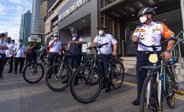 Gubernur DKI Jakarta Anies Baswedan menjajal fasilitas gerbong MRT khusus yang memperbolehkan penumpang membawa sepeda nonlipat, Rabu (24/3/2021) pagi. (Foto: Istimewa)