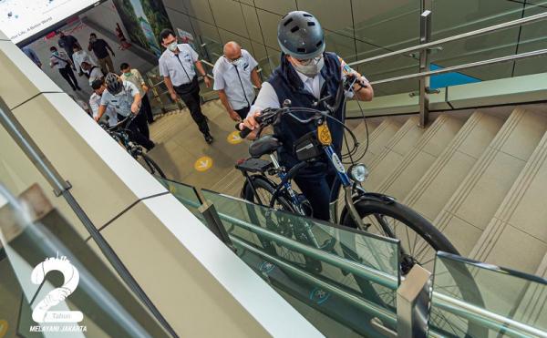 Gubernur DKI Jakarta Anies Baswedan menjajal fasilitas gerbong MRT khusus yang memperbolehkan penumpang membawa sepeda nonlipat, Rabu (24/3/2021) pagi. (Foto: Istimewa)