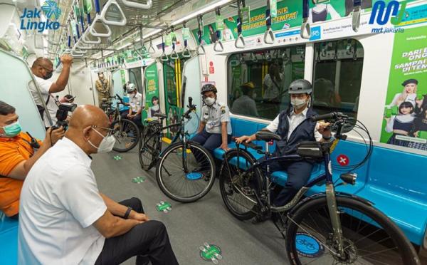 Gubernur DKI Jakarta Anies Baswedan menjajal fasilitas gerbong MRT khusus yang memperbolehkan penumpang membawa sepeda nonlipat, Rabu (24/3/2021) pagi. (Foto: Istimewa)