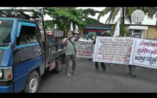 Protes Harga Gabah Murah Warga Datangi Kantor Bulog Di Palembang Bagian 1