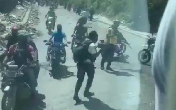Timnas Belize 1 Tangkapan layar ponsel anggota Timnas Belize saat diserang geng bersenjata (Foto: The Sun)