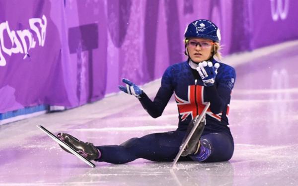 Elise Christie gagal di Olimpiade 2018. (Foto: The Sun)