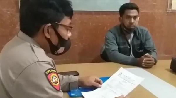 Kades Eko Martono (38), saat menyerahkan laporan pengaduan kasus perzinahan istrinya Rini Kusmiati, Kepala Desa (Kades) Wotagalih, Kecamatan Nguling, Kabupaten Pasuruan, ke Polres Kota Pasuruan, Rabu (24/3/2021). (Foto: iNews/Jaka Samudra)