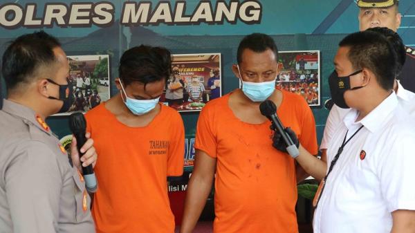 Pelaku Wahyudi (kanan) pembunuh dan pemerkosa pemandu lagu Adi Prayitno (kiri). (Foto: Okezone/Avirista Midaada) 