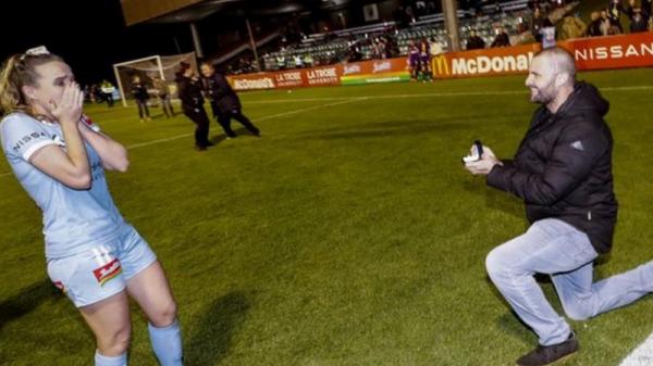 Rhali Dobson dilamar kekasihnya Matt di tengah lapangan (Foto: BBC)