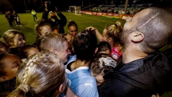 Rhali Dobson berpelukan dengan rekannya di Melbourne City. (Foto: BBC)